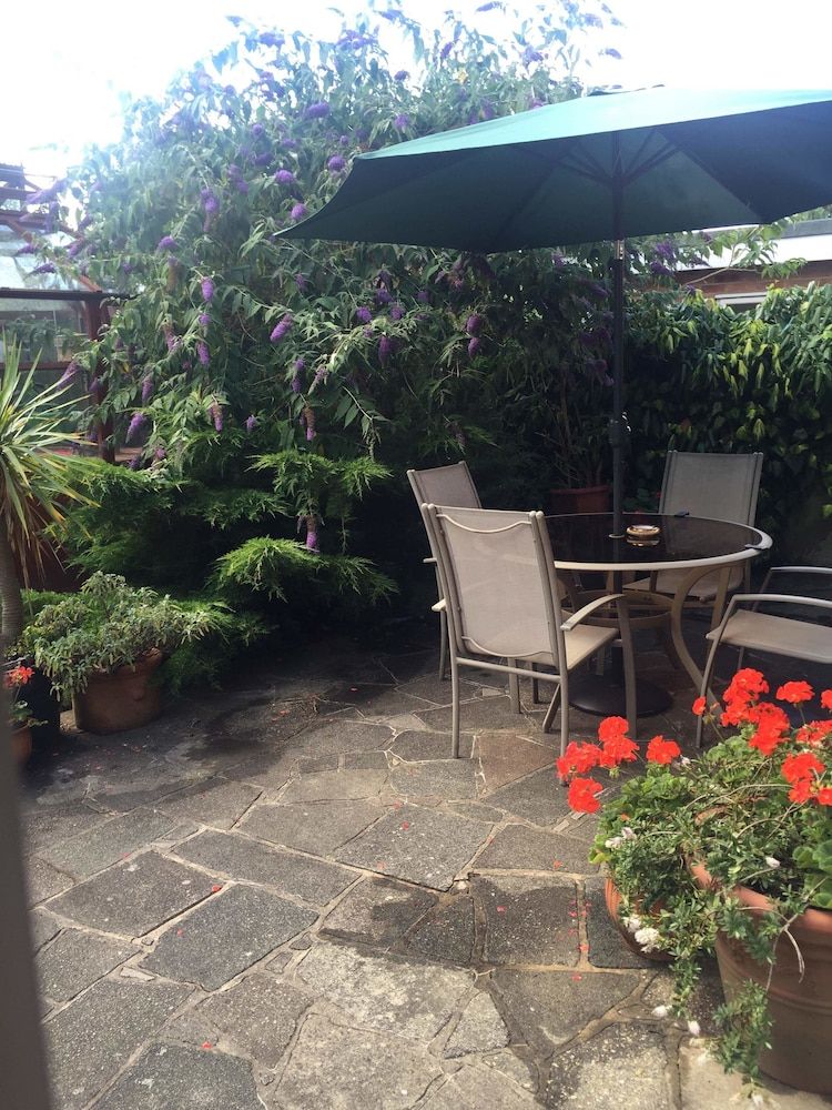 Lolas Bed And Breakfast