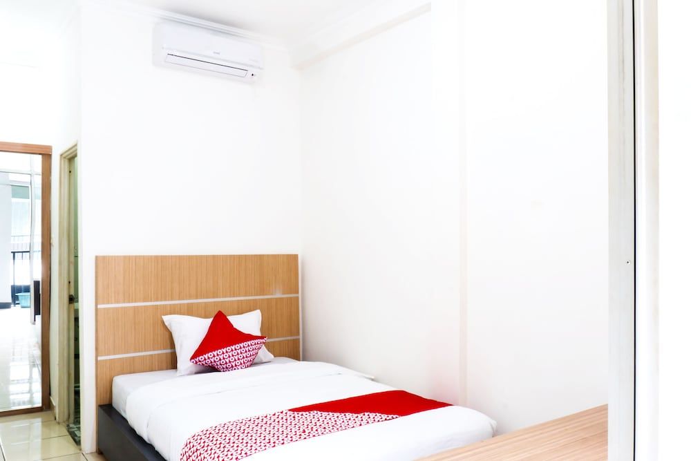 OYO 617 Sukaraja Residence 3