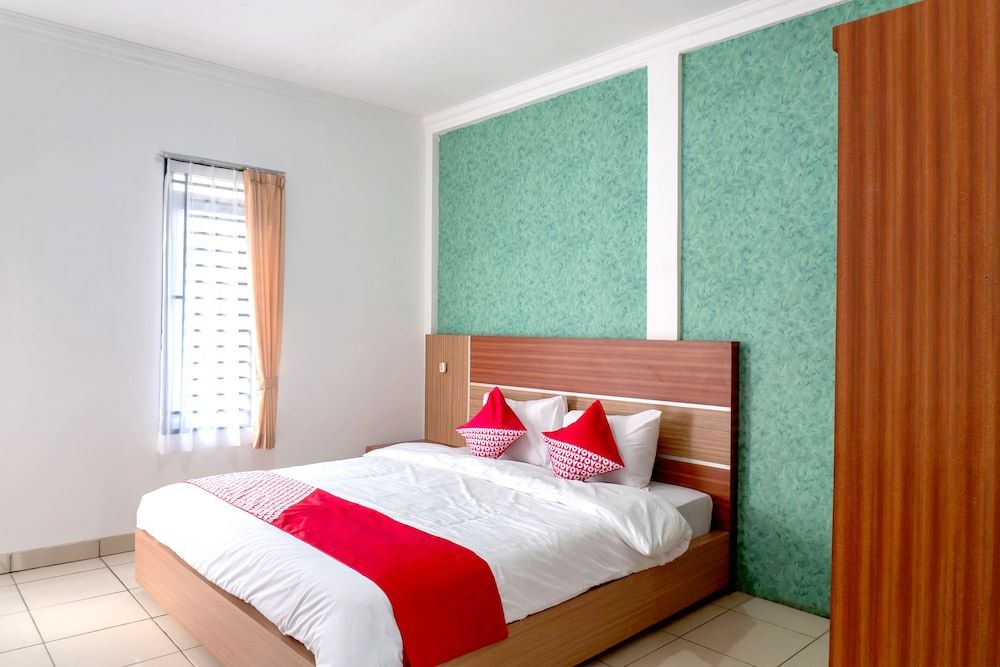 OYO 617 Sukaraja Residence 1