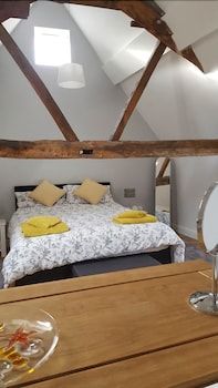 Theoc Cottage in Historic Tewkesbury 3