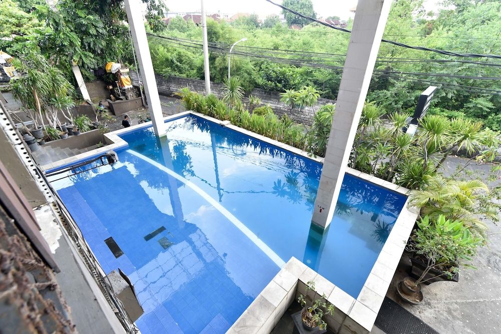 RedDoorz Plus @ Raya Legian 1