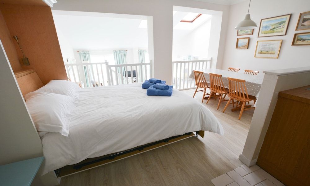 Clifton Court Apt 16 With Heated Pool 3