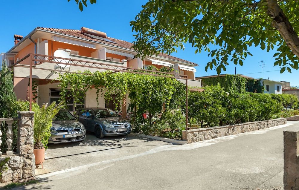 Apartment and rooms Dobrila in Jelsa