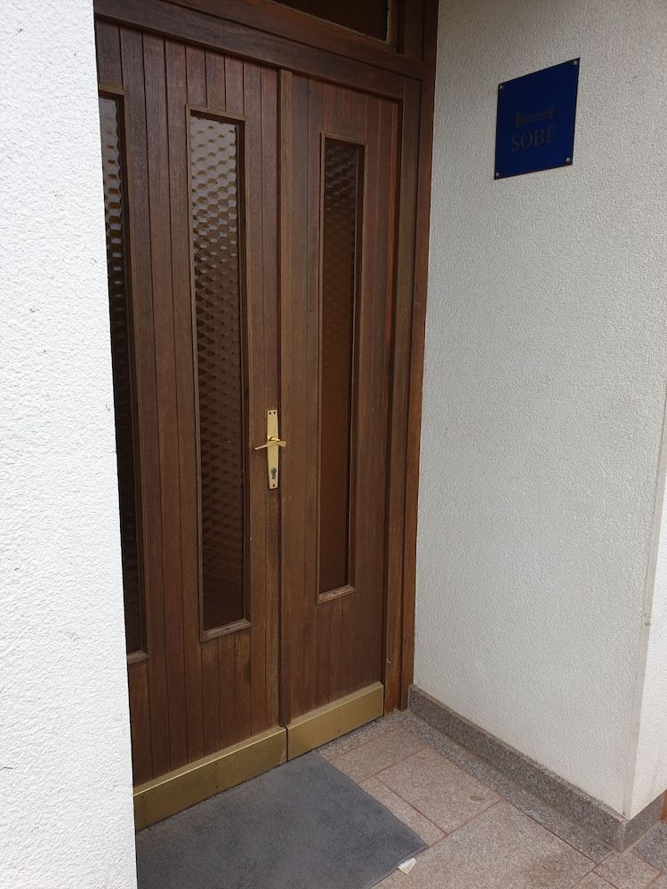 Apartment and rooms Dobrila in Jelsa 2