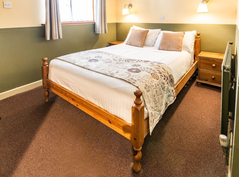 The Half Moon Inn and Country Lodge 2