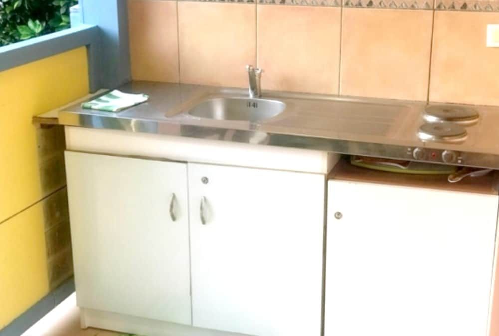 Studio in Sainte-anne, With Enclosed Garden and Wifi - 100 m From the Beach 2