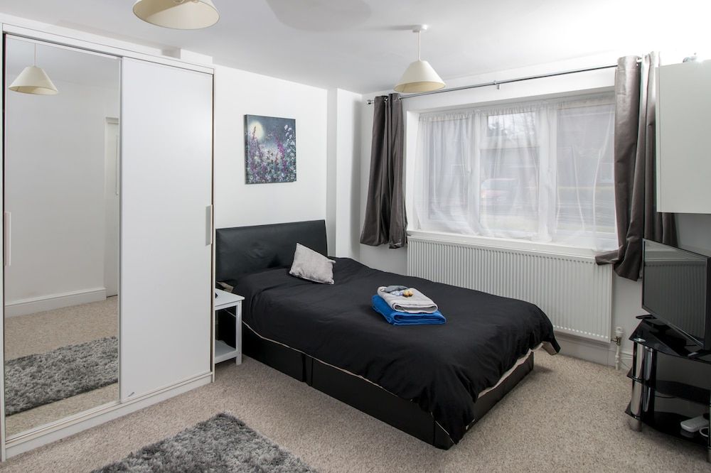 Lovely Rooms in a Quiet Place of Woking -1 estrellas en Woking