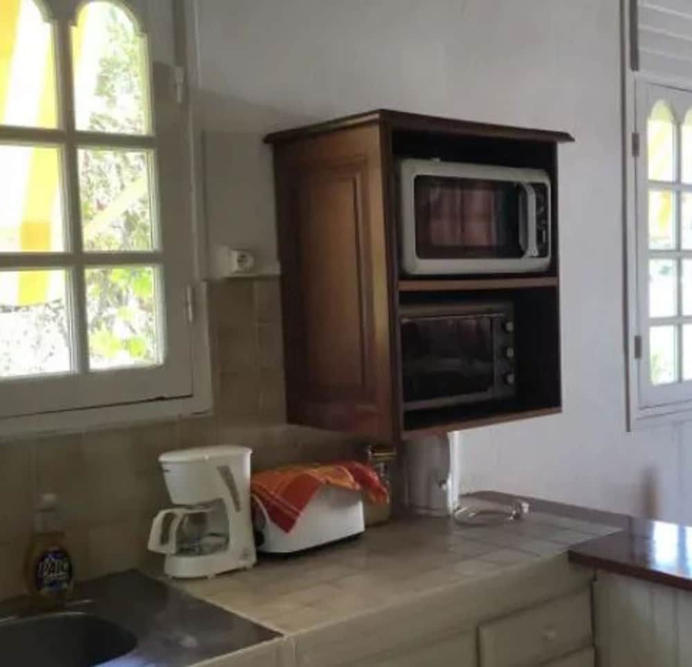 House With one Bedroom in Sainte Anne, With Wonderful City View, Enclosed Garden and Wifi - 800 km From the Beach 3