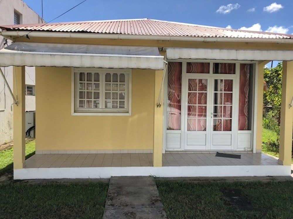 House With one Bedroom in Sainte Anne, With Wonderful City View, Enclosed Garden and Wifi - 800 km From the Beach