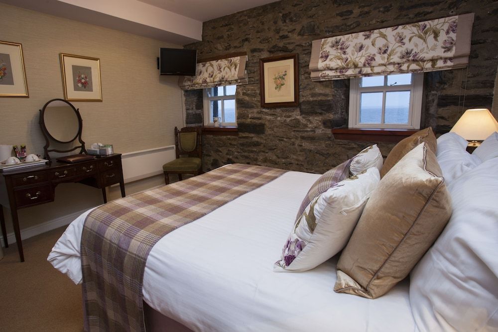 Port Charlotte Hotel 3