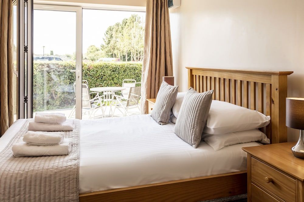 Roydon Marina Village Hotel 3