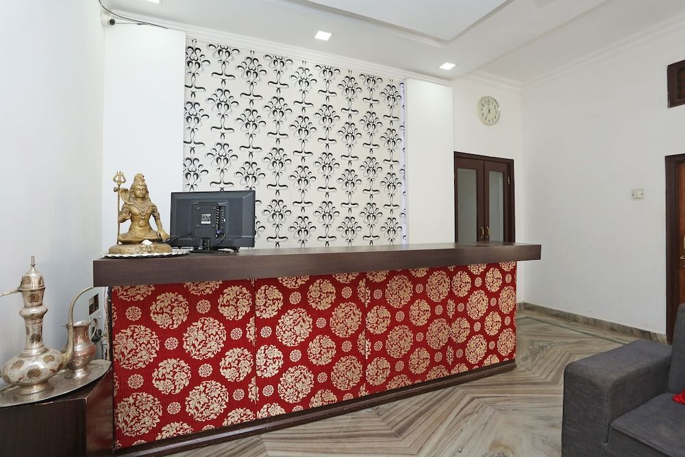 OYO 2877 Hotel Narayana Palace 3
