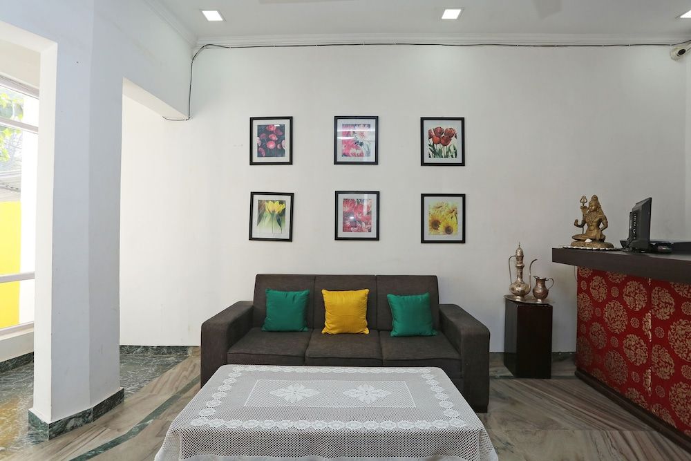 OYO 2877 Hotel Narayana Palace 2