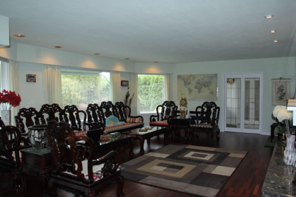 Warm and Sweet Room in West Vancouver by Elevate Rooms 3