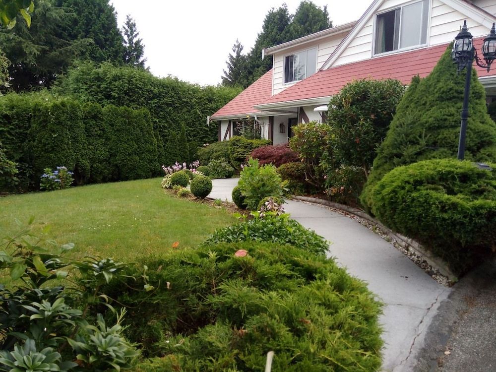 Warm and Sweet Room in West Vancouver by Elevate Rooms