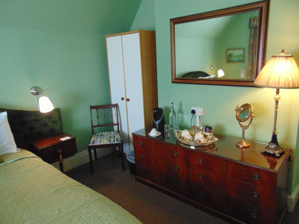 HOLYWELL GUEST HOUSE 3