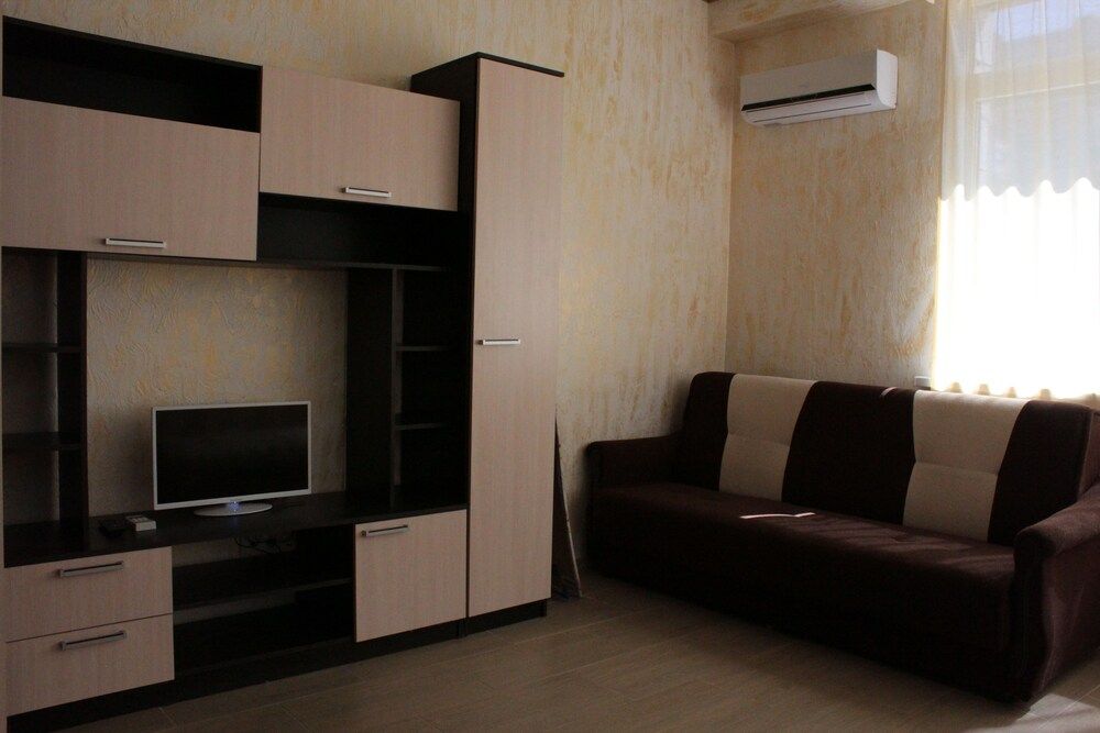 Apartment on Kamyshovaya 41, apt 2 1