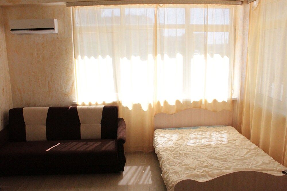 Apartment on Kamyshovaya 41, apt 2 3