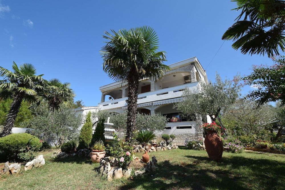 Apartment and Room Mila