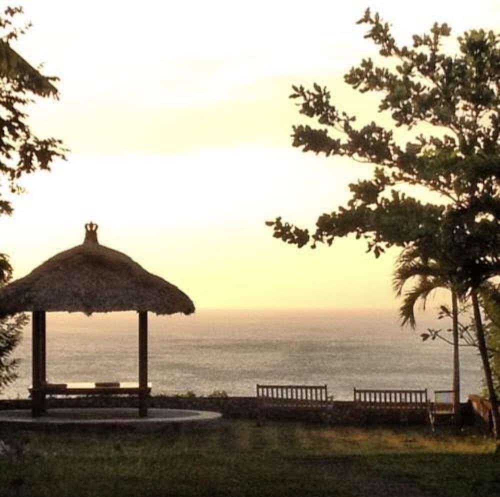 Romeo Beachfront Bungalow 1
