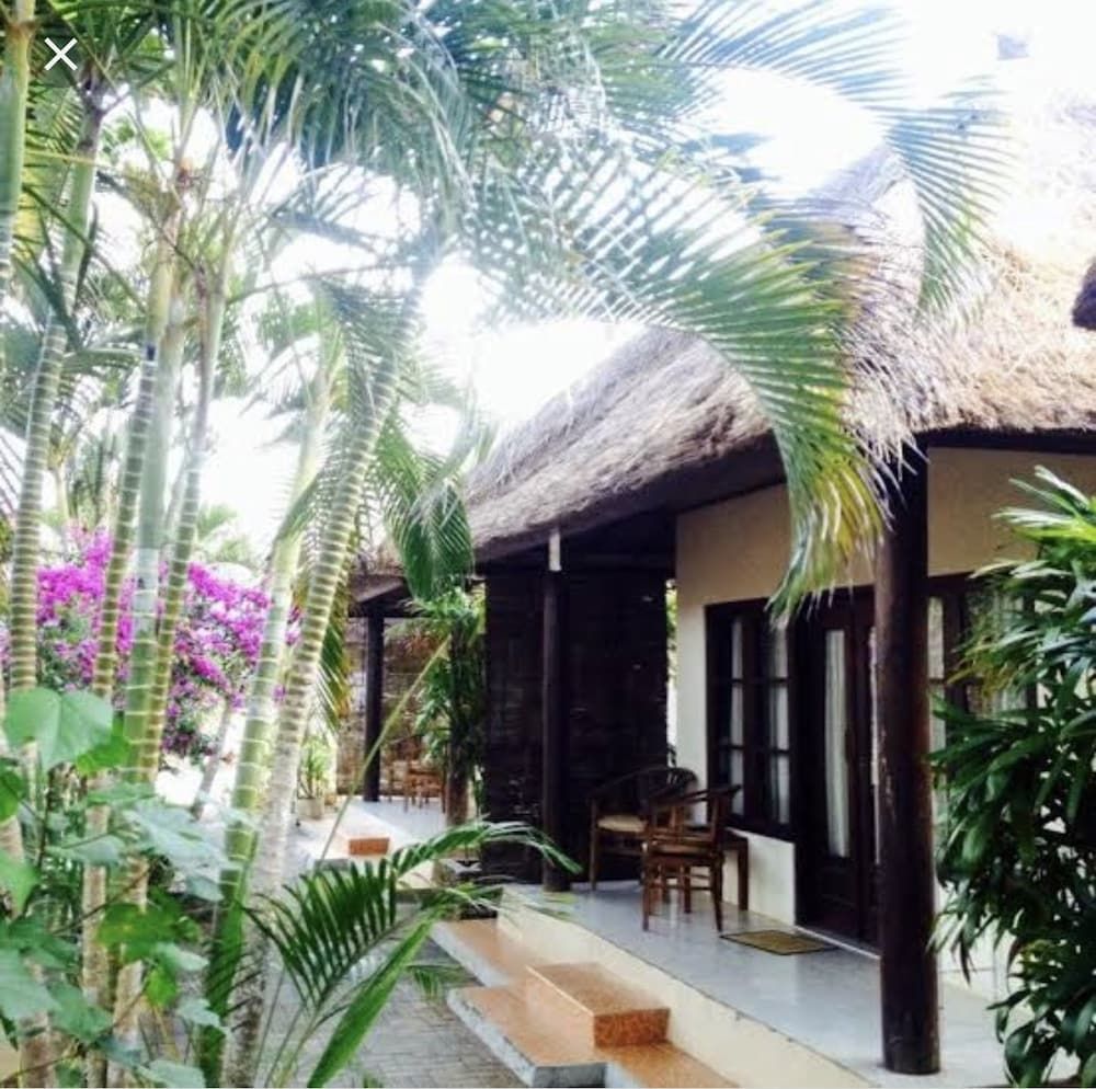 Romeo Beachfront Bungalow 3