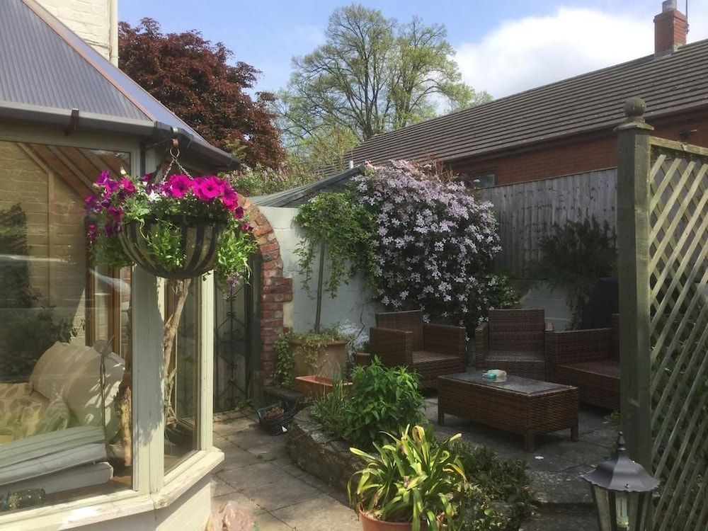 Henwick House Bed &Breakfast