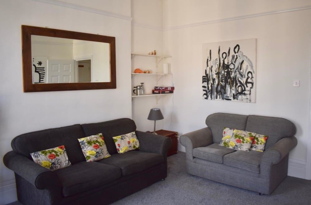 2 Bedroom Apartment With Balcony in Brighton 1