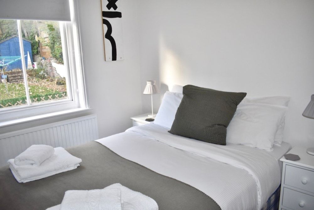 2 Bedroom Apartment With Balcony in Brighton 3