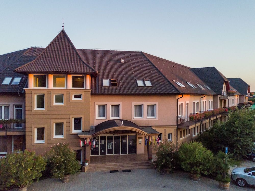 Granada Konferencia Wellness Sport Hotel 4 estrelas em Kecskemét