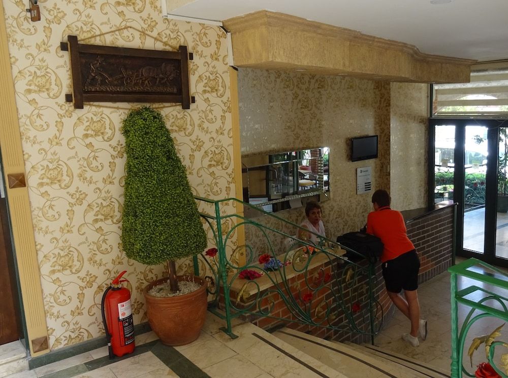 Maxwell Holiday Club - Adults Only 2