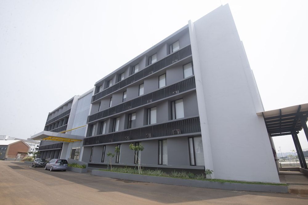 RedDoorz Plus @ Jakarta International Equestrian Park 1