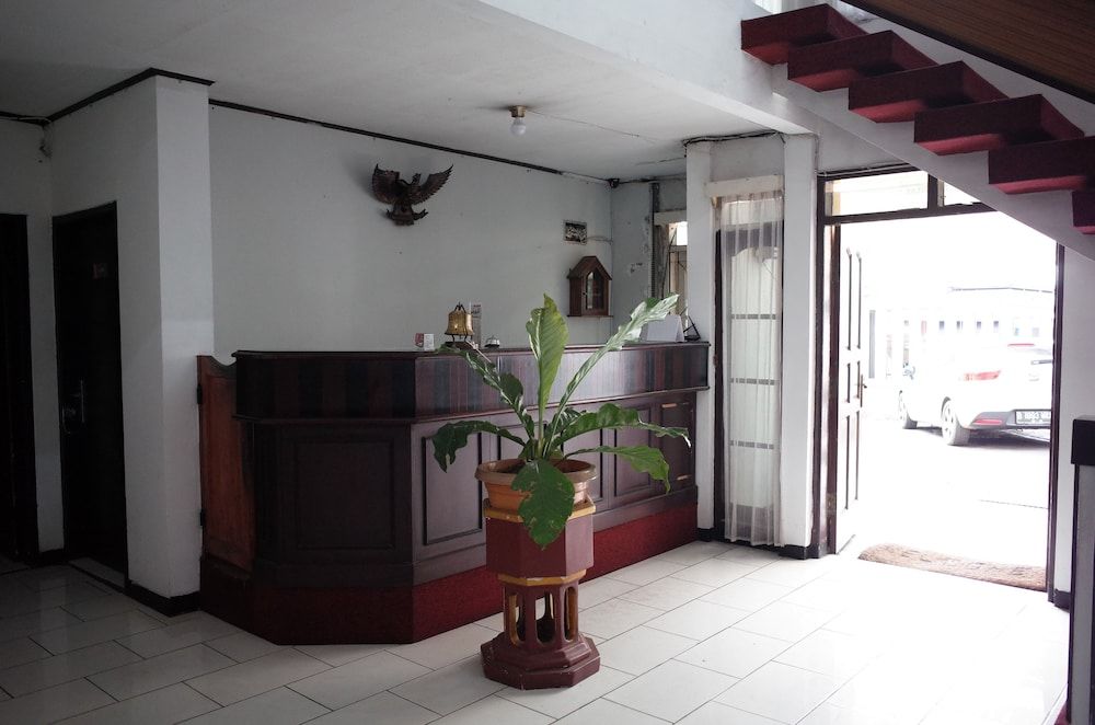 RedDoorz near Alun-alun Kota Sukabumi 3