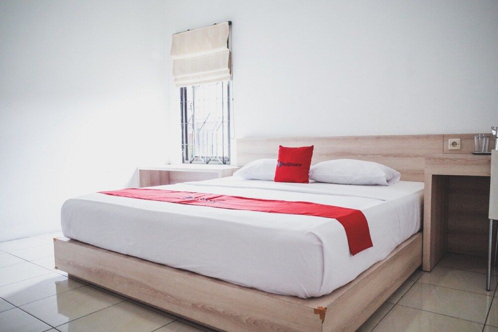 RedDoorz near Alun-alun Kota Sukabumi 1