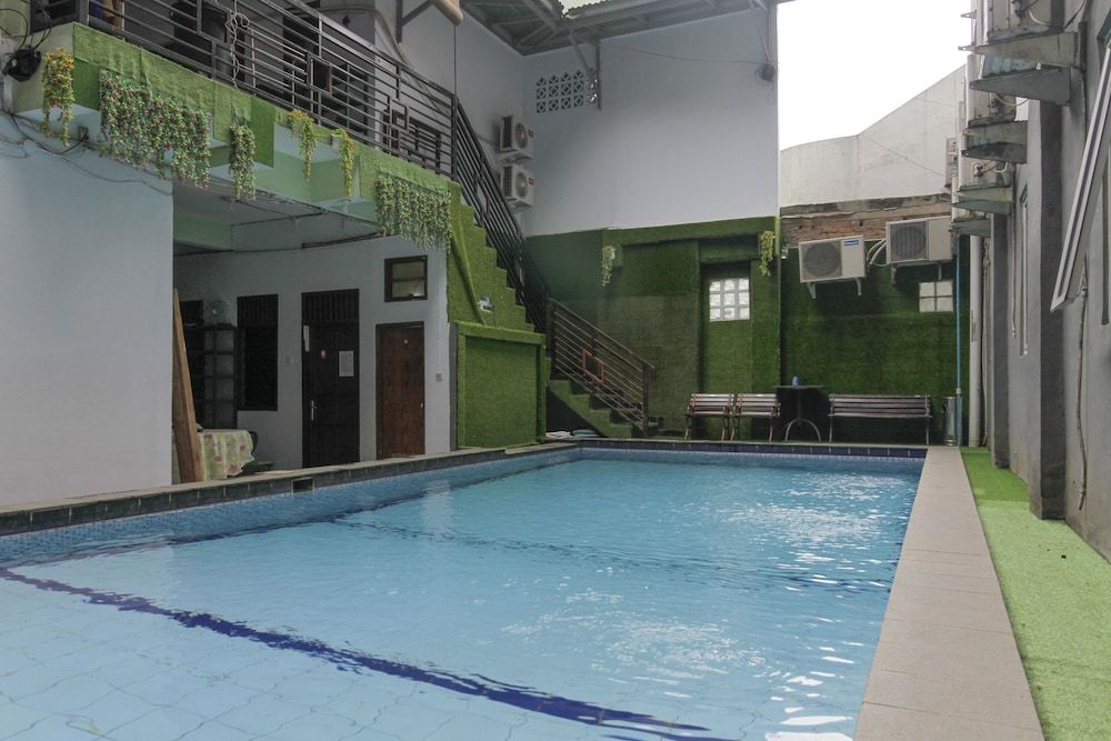 RedDoorz Plus near Budi Luhur University Jakarta 1
