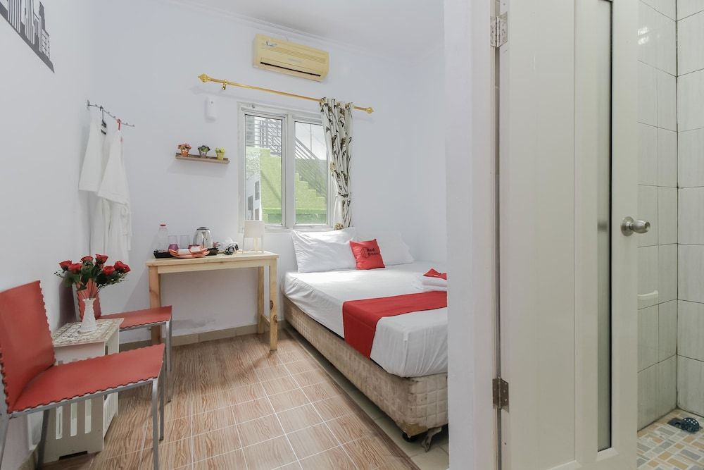 RedDoorz Plus near Budi Luhur University Jakarta 3