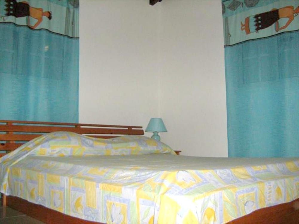 House With one Bedroom in Saint-anne, With Enclosed Garden and Wifi - 5 km From the Beach 2