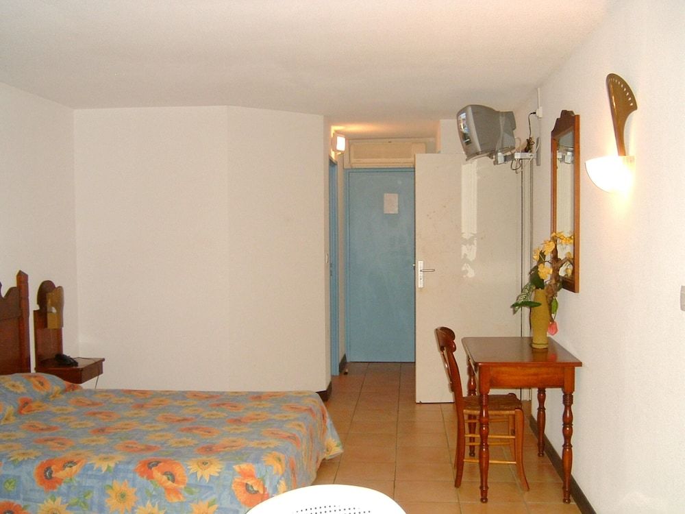Studio in Sainte-anne, With Furnished Garden and Wifi - 100 m From the Beach 3
