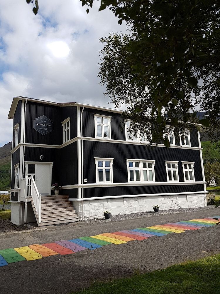 Við Lónið guesthouse