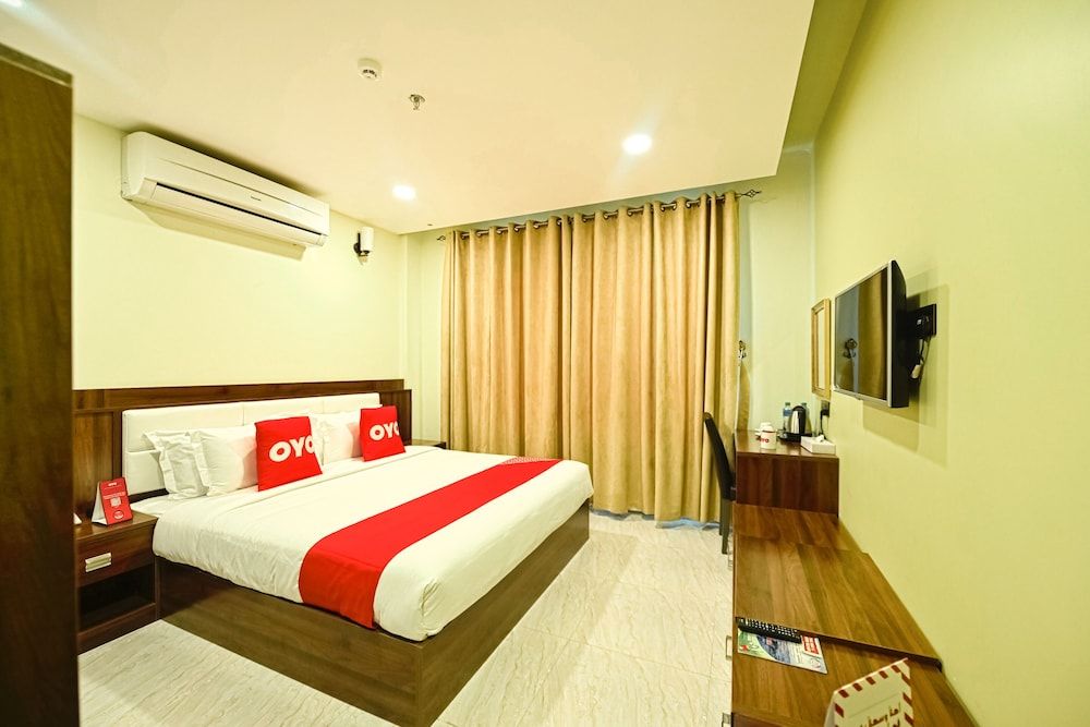 OYO 118 Golden Crown Hotel