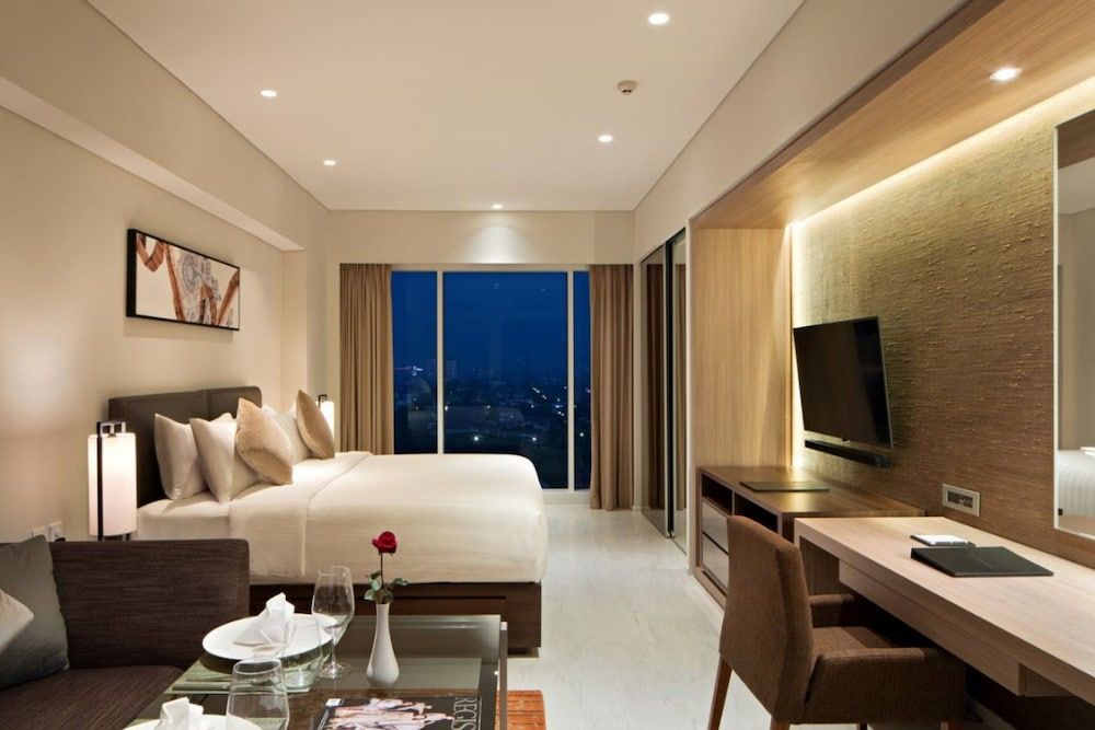 Oakwood Hotel & Residence Surabaya 3