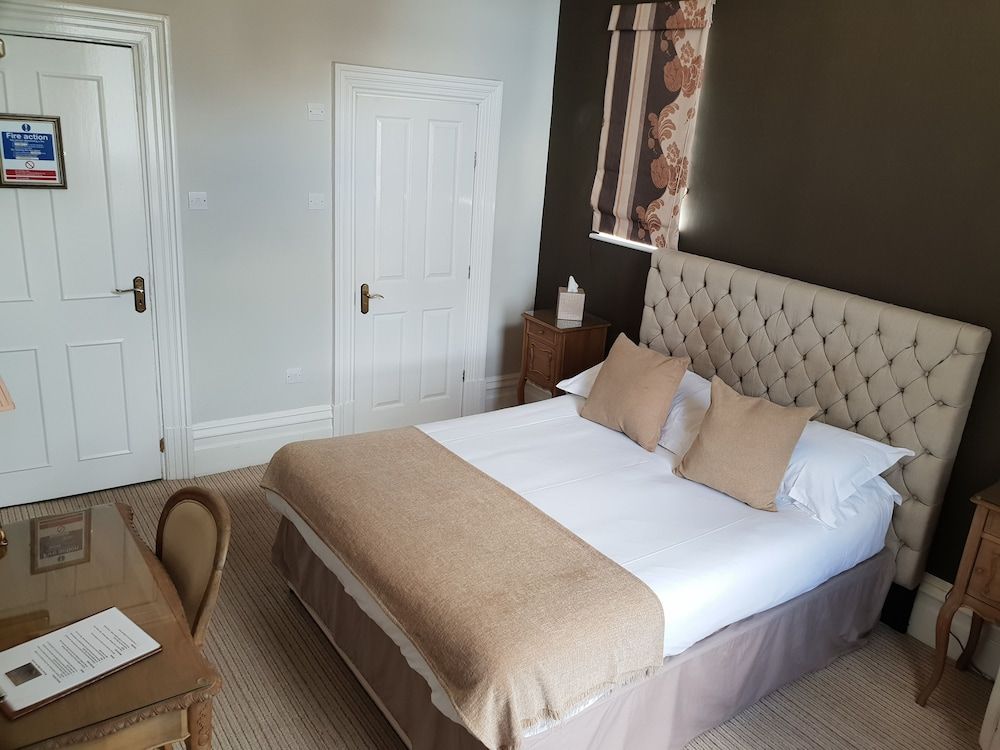 The Station Bar Grill and Rooms 2