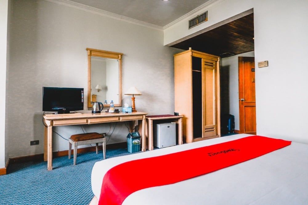 RedDoorz Plus near Taman Safari Indonesia 3