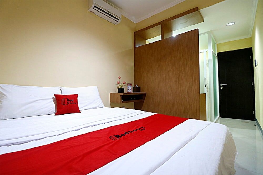 RedDoorz near ITC Cempaka Mas 1
