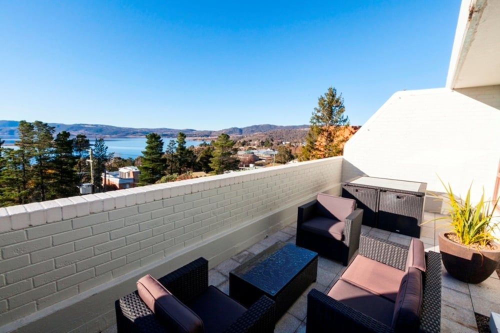 Summit 9 - Modern and stylish newly renovated apartment 1