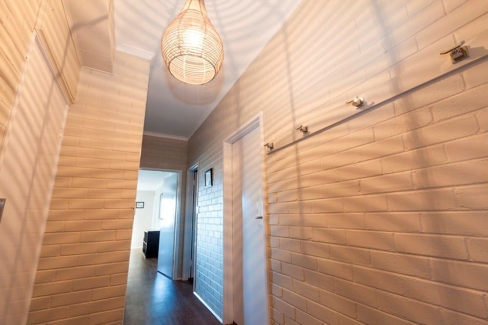 Summit 9 - Modern and stylish newly renovated apartment 3