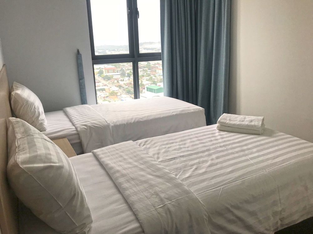 One Amerin Mall & Suites 3