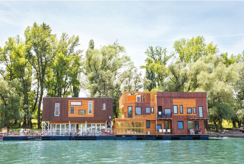 ArkaBarka Floating Hostel and Apartments