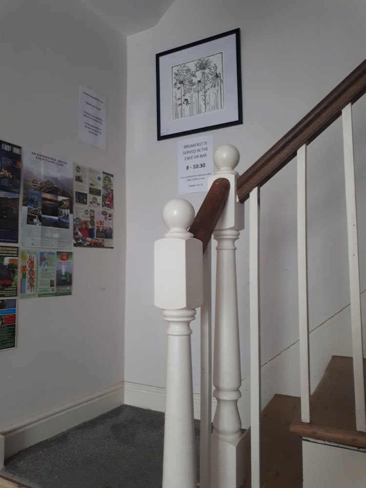 Ty Glyndwr Bunkhouse Bar and Cafe 2