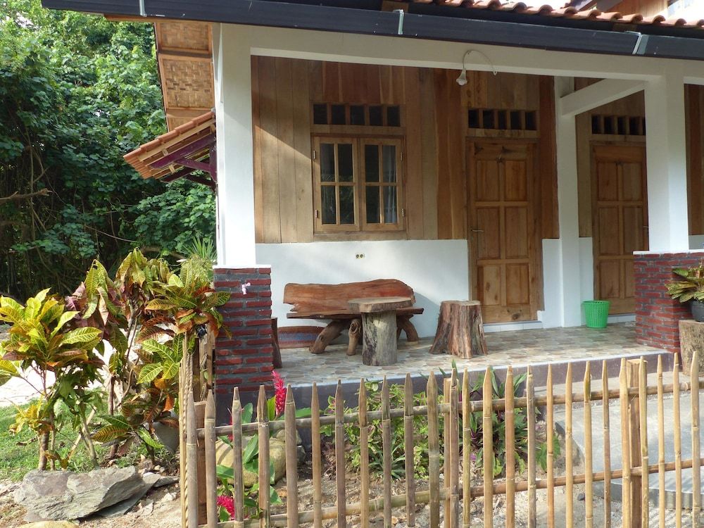 Krui Surf Camp Hotel Mutiara Alam Zandino 2