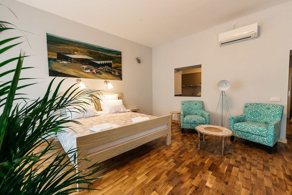 YellowBoot Aparthotel 1